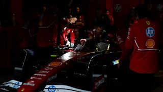 Formel 1 startet mit Stromausfall und Wetterproblem