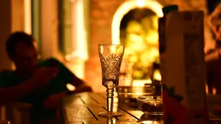 Todesfalle gepanschter Alkohol: So wissen Sie, was im Glas ist