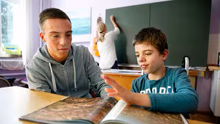 Inklusion in Schulen: Unter welchen Arbeitsbedingungen Schulbegleiter Kindern helfen