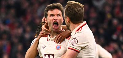 Mit Pizza in der Hand erklärt Müller seine Situation