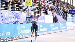 Pogacars Sturz macht Weg frei für Triple-Sieger