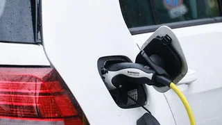 Jena verstärkt Stromnetz - weil immer mehr E-Autos geladen werden