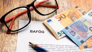 Lange Bafög-Wartezeiten: Studierende reichen Petition im Landtag ein