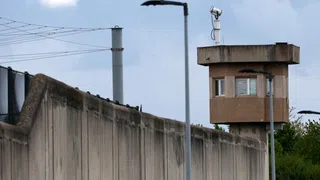 Brandanschläge und Schüsse auf Gefängnisse in Frankreich