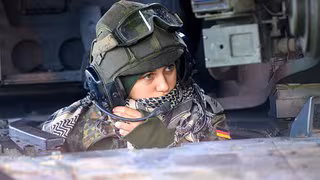 Professorin für Militärrecht: "Frauen sollten aus der Wehrpflicht komplett rausgehalten werden"