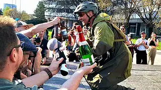 Böhmermann sucht neuen Nutzer für seinen Deutschlandreise-E-Scooter