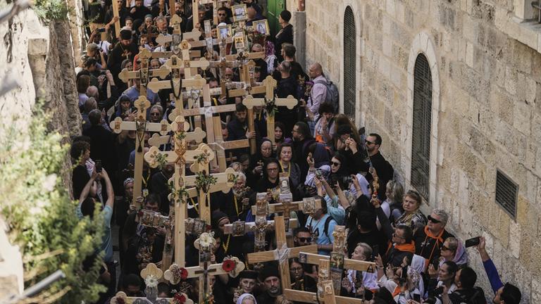 Christen ziehen über Via Dolorosa in Jerusalem