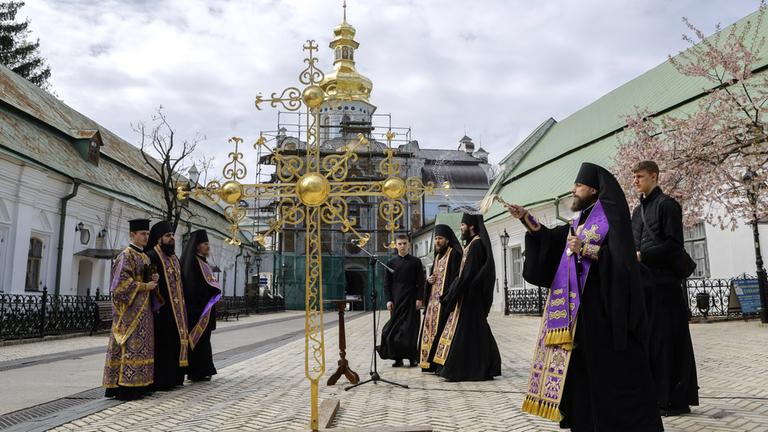 Ein Streit um ein Kloster - und tiefes Misstrauen