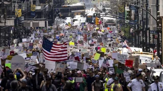 Tausende demonstrieren gegen Trumps Regierung