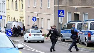 Waffen und Drogen - Polizei durchsucht Wohnung in Pirna