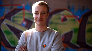 Queer in der Provinz: "Natürlich könnte ich in die Großstadt abhauen"