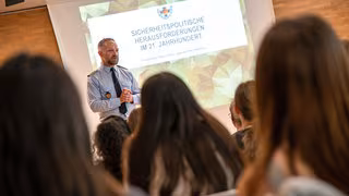 Darf die Bundeswehr künftig an Schulen für sich werben? Bildungsministerien lehnen das ab