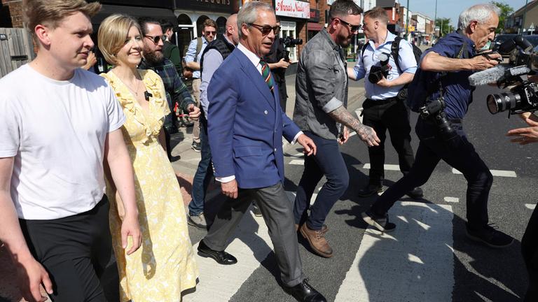Farage treibt Labour und Tories vor sich her