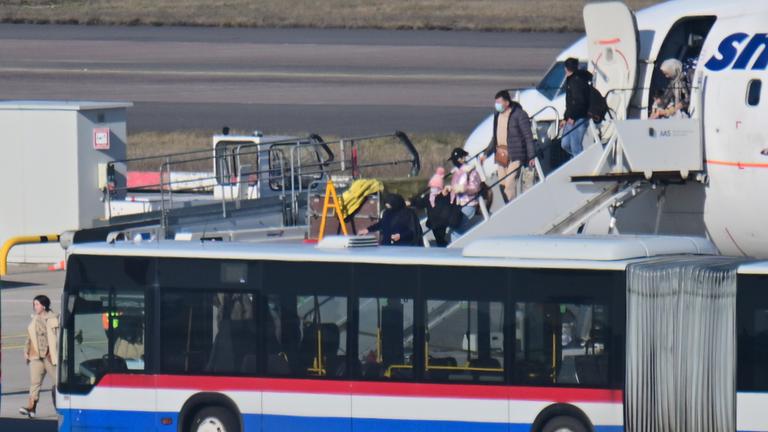 Banges Warten auf einen Flug in die Sicherheit