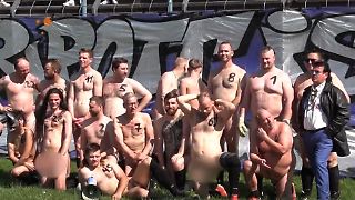 "Nacktionalmannschaft" kickt nur in Stutzen gegen die FIFA