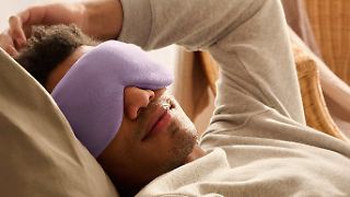 Diese Schlafmaske dr&uuml;ckt beide Augen zu