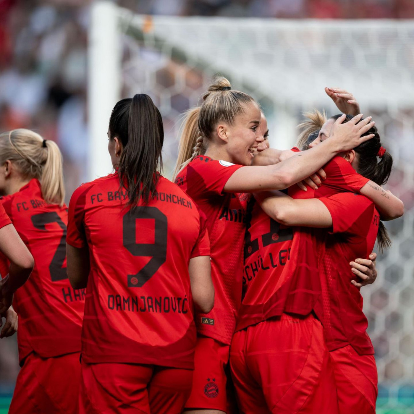 Fußballerinnen des FC Bayern München feiern DFB-Pokal und Double