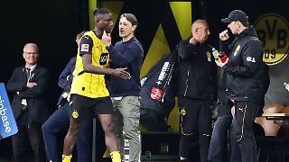 Notfallsanitäter Niko Kovac hebt mahnend den Zeigefinger