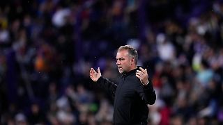 Supertrainer Flick rotiert sich beinahe um Kopf und Kragen