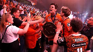 Volleyball-Meister schlürfen Drinks aus Schuhen