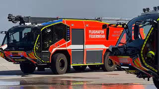 Zum Tag der Feuerwehrleute: Die Flughafenfeuerwehr Erfurt übt mit "Panthern"
