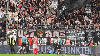 DFB ermittelt wegen Frankfurter Wurfgeschossen