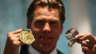 Feuer verschlingt Olympia-Medaillen, Schwimmer erhält Ersatz