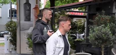 Mitten in der Party muss ein „Käfer“-Mitarbeiter den Schampus von der Treppe wischen