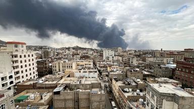 Israel bombardiert Flughafen von Sanaa