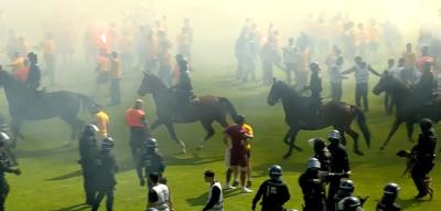 Spiel unterbrochen, Polizei-Pferde auf dem Platz – Dynamo Dresden steigt auf
