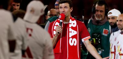 Ganz am Ende erzählt Thomas Müller dem Stadion einen Witz