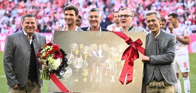 „Lasst uns spielen“, ruft Müller und schafft die Geschenke beiseite