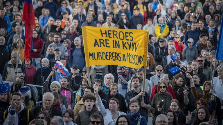 Tausende protestieren gegen Ficos Moskau-Reise