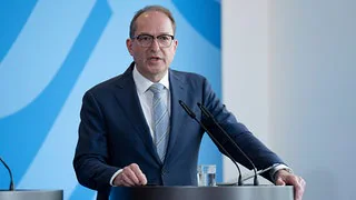 Innenminister Dobrindt verbietet Verein "Königreich Deutschland"