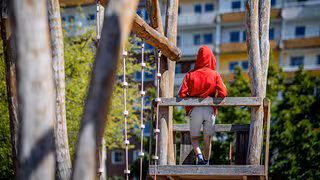 Aufwachsen in Ostdeutschland: "Kinder erleben ihre Eltern teilweise als schwach"