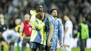 Ajax wirft in der 99. Minute dramatisch alles weg