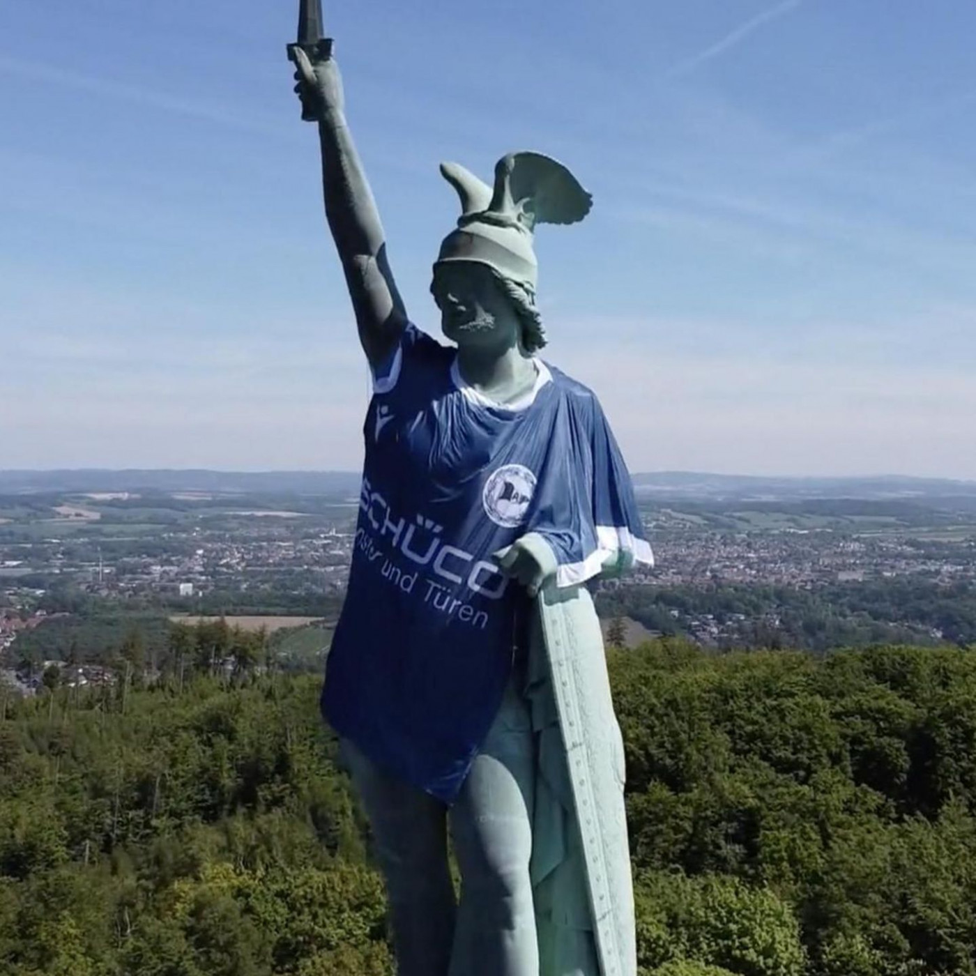 Hermannsdenkmal trägt nun XXL-Arminia-Trikot: "Das geht in die Geschichte ein"