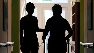 Pflegeheimkosten: Warum Hilfeanträge Monate brauchen