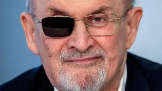 Attentäter von Salman Rushdie zu 25 Jahren Haft verurteilt