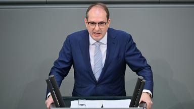 Dobrindt will hart an der Grenze bleiben