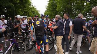 Massensturz sorgt für Rennunterbrechung beim Giro