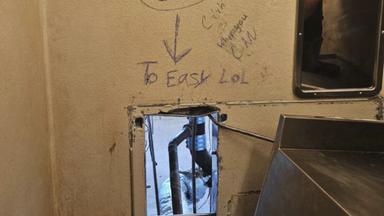 In die Freiheit durch ein Loch hinter dem Zellenklo