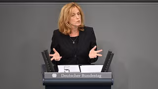 Bildungsministerin Prien für Handyverbot an Grundschulen