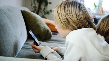 Deutsche Kinder sind besonders viel am Bildschirm
