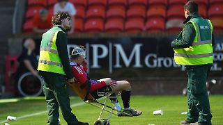 Fan wirft eigenem Spieler Sitzschale an den Kopf