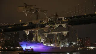 Mexikanisches Marineschiff kollidiert mit Brooklyn Bridge