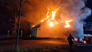Fahndung nach Brandstiftung mit rund 300.000 Euro Schaden