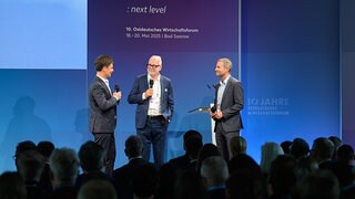 Ostdeutsche Wirtschaft holt auf – Reiche bei Ost-Gipfel in Bad Saarow