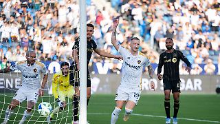 Reus ragt heraus, Meister Galaxy stürzt dennoch ungebremst ab