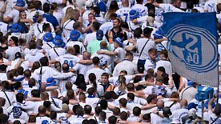 Fans pfeffern dem FC Schalke 04 ihren Zorn um die Ohren